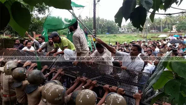 സംഘ്പരിവാര് അഴിഞ്ഞാട്ടവും പോലീസ് നിഷ്ക്രിയത്വവും; മുസ്ലിം ലീഗ് ജില്ലാ പോലീസ് ആസ്ഥാനത്തേക്ക് നടത്തിയ മാര്ച്ച് അക്രമാസക്തമായി, പ്രതിഷേധക്കാരെ പിരിച്ചുവിടാന് പോലീസ് ജലപീരങ്കി പ്രയോഗിച്ചു