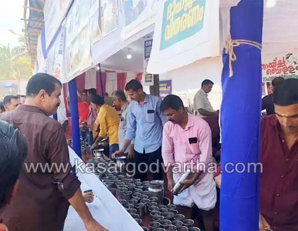 'തായ്ച്ച ബെളള'ത്തിന് ആവശ്യക്കാര് ഏറെ; കലോത്സവ നഗരിയില് ദാഹമകറ്റാന് കാക്കിപ്പടയുടെ സേവനം