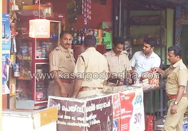 കാസര്കോട് നഗരത്തില് വ്യാപകമായ റെയ്ഡ്; ചാക്കു കണക്കിന് പാന്മസാലകള് പിടികൂടി