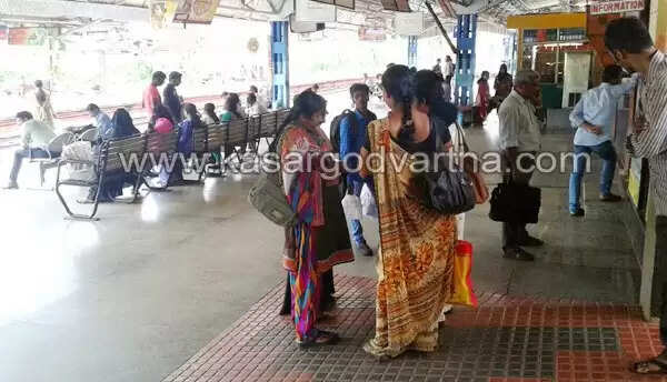കൊങ്കണ് റെയില്വേയില് ചരക്കുവണ്ടി പാളംതെറ്റി; ട്രെയിനുകള് വൈകി, യാത്രക്കാര് വലഞ്ഞു