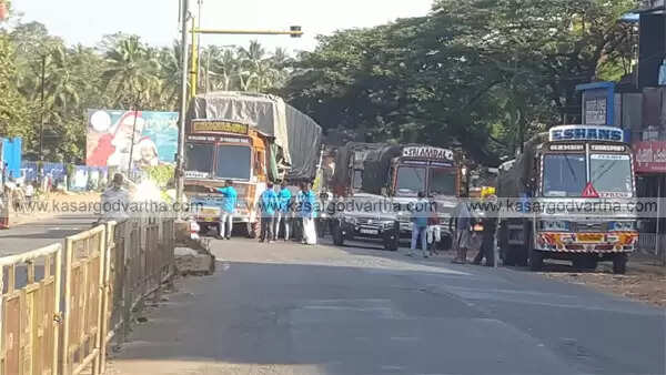 ദേശീയ പണിമുടക്ക്; കാസര്കോട്ട് ബസുകള് നിരത്തിലിറങ്ങിയില്ല, കടകള് തുറന്നില്ല, സ്വകാര്യ വാഹനങ്ങള് ഓടുന്നു, ചരക്കുലോറികള് തടഞ്ഞു, തൊഴിലാളി യൂണിയനുകള് നഗരത്തില് പ്രകടനം നടത്തി