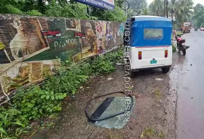 Road Accident | സര്വീസ് കഴിഞ്ഞിറങ്ങിയ ഇലക്ട്രിക് ഓടോ റിക്ഷയ്ക്ക് തനിയെ വേഗത കൂടി; നിയന്ത്രണംവിട്ട് മറിഞ്ഞ് ഡ്രൈവര്ക്കും 10 സ്കൂള് വിദ്യാര്ഥികള്ക്കും പരുക്ക്