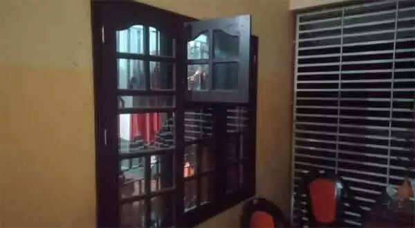 RSS Office Attacked | പയ്യന്നൂരില് ആര്എസ്എസ് കാര്യാലയത്തിന് നേരെ സ്ഫോടകവസ്തു എറിഞ്ഞതായി പരാതി; ജനല്ച്ചില്ലുകള് തകര്ന്നു; ആസൂത്രിത ആക്രമണം നടത്തുകയായിരുന്നുവെന്ന ആരോപണവുമായി ബിജെപി