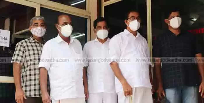 മന്ത്രി ഇ ചന്ദ്രശേഖരനും അഡ്വ. സി എച് കുഞ്ഞമ്പുവും കാസർകോട് വാർത്ത ഓഫീസ് സന്ദർശിച്ചു