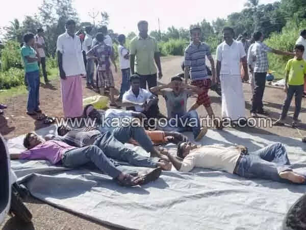 റോഡില് ചായയും പലഹാരവും ഉണ്ടാക്കി അവര് വാഹന ബന്ദ് നടത്തി