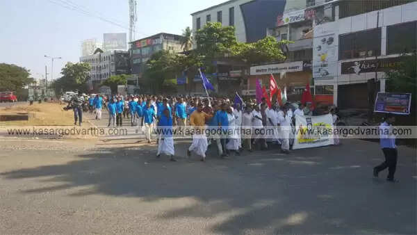 ദേശീയ പണിമുടക്ക്; കാസര്കോട്ട് ബസുകള് നിരത്തിലിറങ്ങിയില്ല, കടകള് തുറന്നില്ല, സ്വകാര്യ വാഹനങ്ങള് ഓടുന്നു, ചരക്കുലോറികള് തടഞ്ഞു, തൊഴിലാളി യൂണിയനുകള് നഗരത്തില് പ്രകടനം നടത്തി