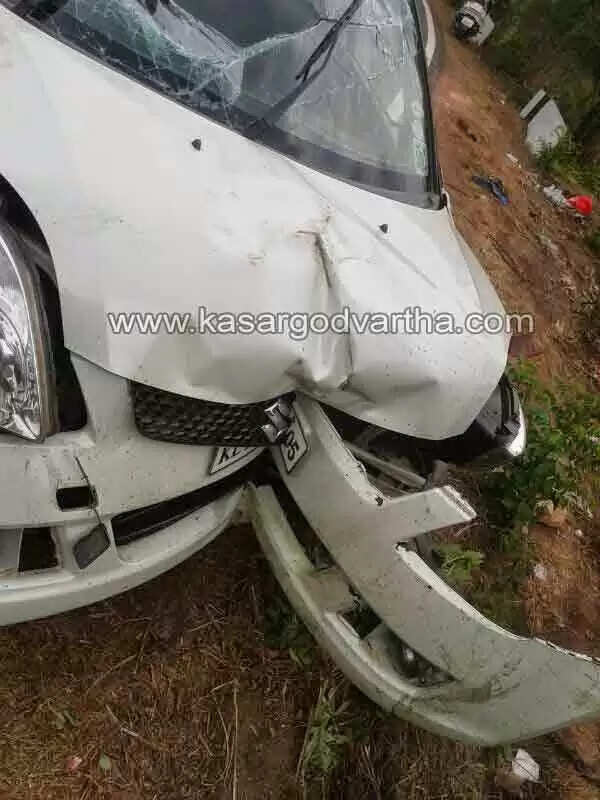 കാര് കുഴിയിലേക്ക് മറിഞ്ഞ് സ്ത്രീകള് ഉള്പെടെയുള്ള യാത്രക്കാര് നിസാര പരിക്കുകളോടെ രക്ഷപ്പെട്ടു