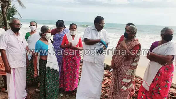 കടല് ഭിത്തി നിര്മ്മാണം കടലില് കല്ലിട്ടത് പോലെയായി: രാജ്മോഹന് ഉണ്ണിത്താന് എം പി