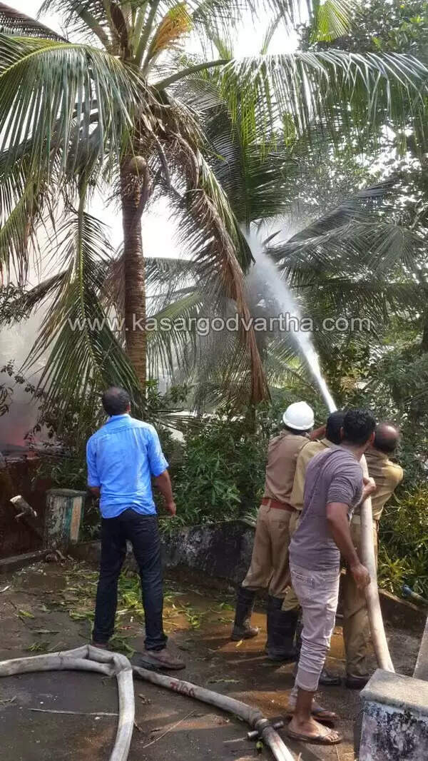 ചൂരിയില് ആക്രി ഗോഡൗണില് വന് തീപിടുത്തം; ലക്ഷങ്ങളുടെ നഷ്ടം