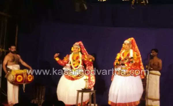 അരങ്ങിലെത്തിയത് ഒരു കുടുംബത്തിലെ 3 പേര്; ആസ്വാദകര്ക്ക് ലഭിച്ചത് അപൂര്വ സൗഭാഗ്യം