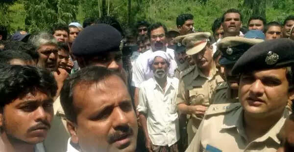 ദേര്ളക്കട്ട കണ്ണീരില് കുതിര്ന്നു; മൈസൂര് അപകടത്തില് മരിച്ചവര്ക്ക് യാത്രാമൊഴി