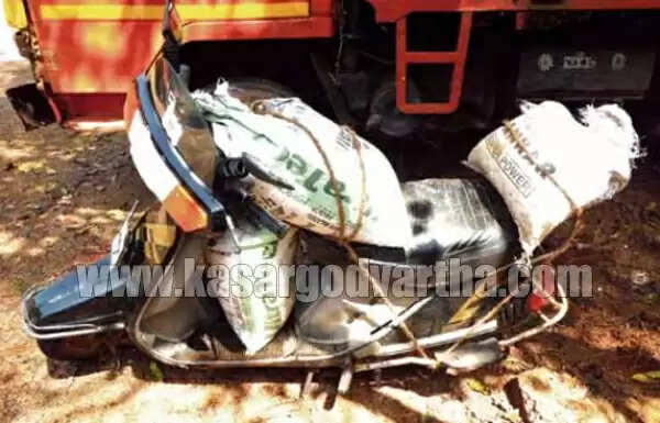 ബൈക്കില് കടത്താന് ശ്രമിച്ച നാല് ചാക്ക് പൂഴി പിടിയില്