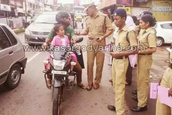 ശുഭയാത്ര നേര്ന്ന് കുട്ടിപോലീസ് റോഡിലിറങ്ങി
