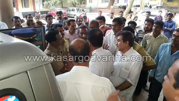 ചെങ്കളയില് ഉപതെരഞ്ഞെടുപ്പിനിടെ ലീഗ് - സി പി എം സംഘര്ഷം; പോലീസ് ഗ്രനേഡ് പ്രയോഗിച്ചു; സി പി എം - ലീഗ് നേതാക്കള്ക്കും യാത്രക്കാര്ക്കും പോലീസുകാര്ക്കും പരിക്ക്