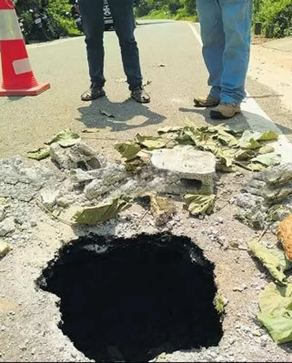 നടുറോഡില് ഗര്ത്തം; വലിയ വാഹനങ്ങളുടെ ഗതാഗതം നിരോധിച്ചു