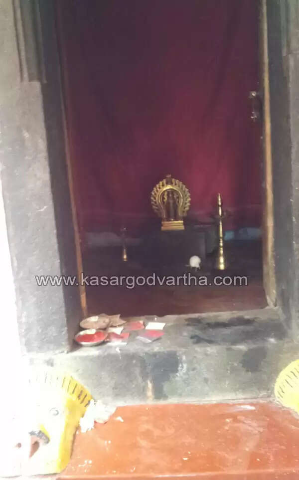 കാസര്കോട്ട് 2 ക്ഷേത്രങ്ങളില് കവര്ച; സ്വര്ണവും പണവും നഷ്ടപ്പെട്ടു