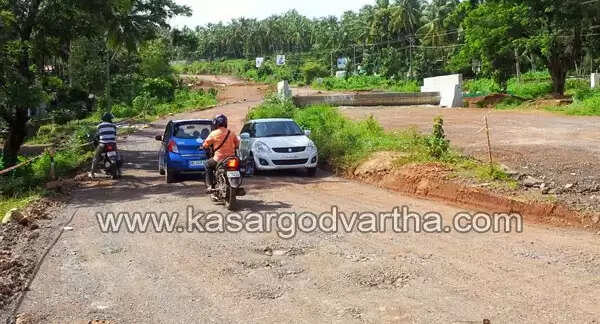 ദുരിത പര്വ്വം താണ്ടി ചന്ദ്രഗിരി യാത്ര; കരാര് ഏറ്റെടുത്തവര്ക്ക് കുലുക്കമില്ല, ഒപ്പം അധികൃതര്ക്കും