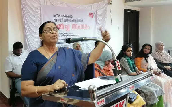 ഭരണഘടന വിരുദ്ധമായ നിയമ ഭേദഗതികളെ ചെറുക്കാന് ജനങ്ങള്ക്ക് അധികാരമുണ്ട്: അഡ്വ. ആലീസ് കൃഷ്ണന്