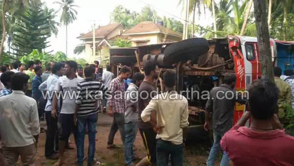 ബന്തിയോട് മള്ളംകൈയില് ബസ് മറിഞ്ഞ് നിരവധിപേര്ക്ക് പരിക്ക്; പരിക്കേറ്റവരില് ഭൂരിഭാഗവും വിദ്യാര്ത്ഥികള്
