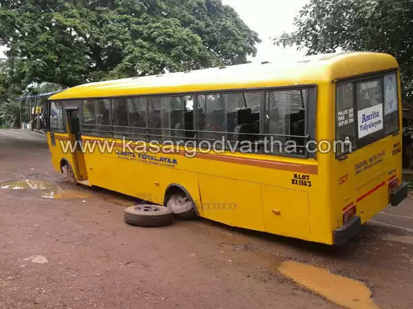 കുട്ടികളുമായി പോവുകയായിരുന്ന സ്കൂള് ബസിന്റെ ടയറുകള് ഊരിത്തെറിച്ചു; വന്ദുരന്തം ഒഴിവായി