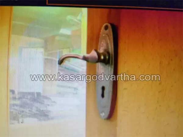 കാസര്കോട് ജില്ലാ ബാങ്കില് കസേരകളി; കോടതി ഉത്തരവുമായെത്തിയ സഹകരണ ജോ. രജിസ്ട്രാറെ ബാങ്ക് ജനറല് മാനേജര് മുറിയിലേക്ക് കയറ്റാതെ മുറിപൂട്ടി