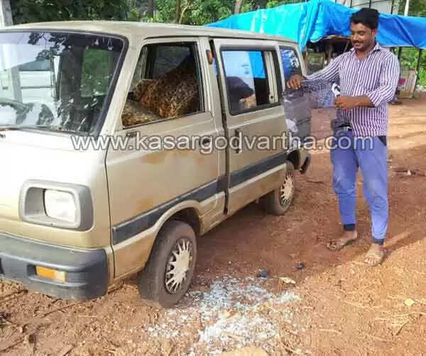 കുഴിയില് വീണ് മീന്ലോറിയുടെ ടയര്പൊട്ടി; കല്ല് തെറിച്ച് 2 വാഹനങ്ങളുടെ ചില്ല് തകര്ന്നു