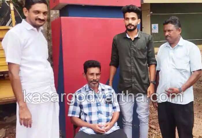 Protest | പ്രവാസിയുടെ വീട്ടിലെ കവര്ച: പ്രതികളെ പിടികൂടാന് വൈകുന്നതിനെതിരെ പൊലീസ് സ്റ്റേഷന് മുന്നില് ഒറ്റയാള് സമരവുമായി പൊതുപ്രവര്ത്തകന്