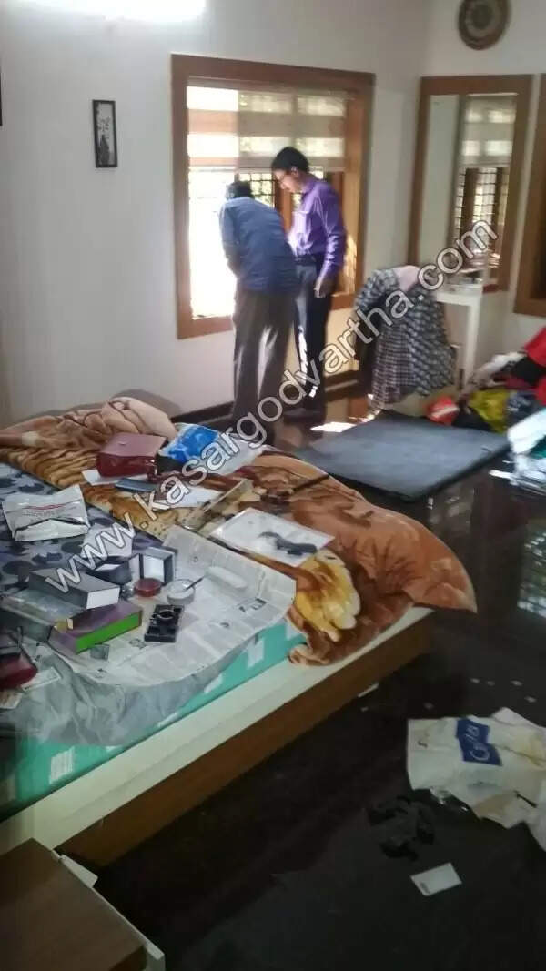 മര്ച്ചന്റ് നേവി ഉദ്യോഗസ്ഥന്റെ വീട്ടിലെ കവര്ച്ച: വിരലടയാളം ലഭിച്ചു, വീട്ടില് നിന്നും മോഷണം പോയ മൊബൈല് ഫോണ് കേന്ദ്രീകരിച്ച് അന്വേഷണം