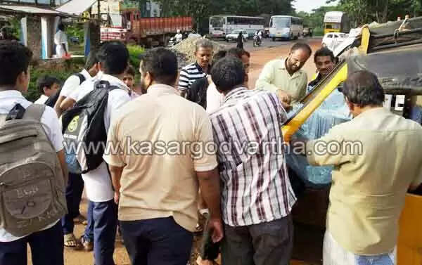 കുഴിയില് വീണ് മീന്ലോറിയുടെ ടയര്പൊട്ടി; കല്ല് തെറിച്ച് 2 വാഹനങ്ങളുടെ ചില്ല് തകര്ന്നു