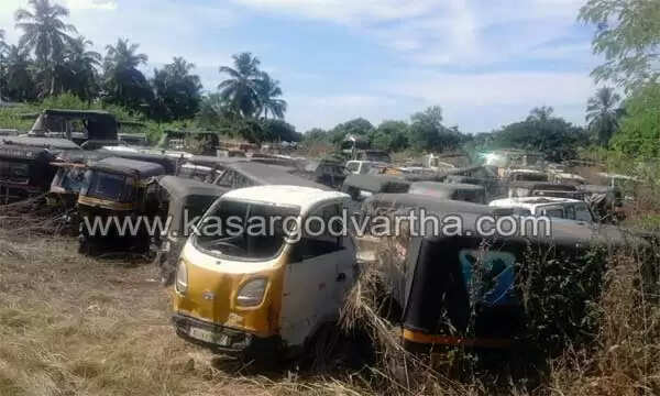 ചട്ടഞ്ചാലില് വാഹനങ്ങളുടെ ശവപ്പറമ്പ്; എന്തിനാണ് കോടികള് വിലയുള്ള വാഹനങ്ങള് പാഴാക്കുന്നത്?