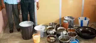 മുളിയാറിലെ ഹോട്ടലുകളില് നിന്നും പഴയ ഭക്ഷണ സാധനങ്ങള് പിടികൂടി