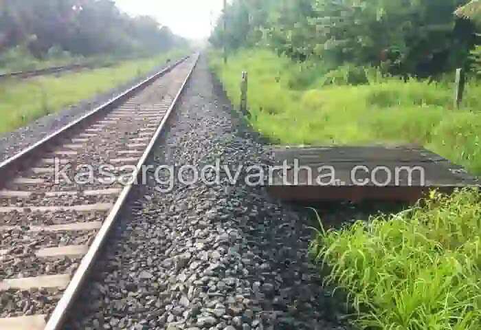 Complaint | റെയില് പാളങ്ങള്ക്ക് സമീപം അടുക്കി വെച്ചിരിക്കുന്ന സ്ലീപറുകള് രാത്രി കാലങ്ങളില് സാമൂഹ്യ ദ്രോഹികള്ക്ക് ഇരിപ്പിടമാകുന്നുവെന്ന് പരാതി; ലഹരി ഉപയോഗിക്കാനും ദുരുപയോഗം ചെയ്യുന്നതായി ആരോപണം