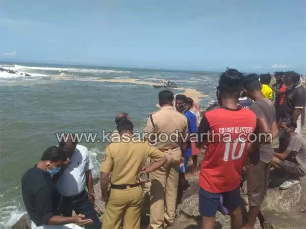 എട്ടാം ക്ലാസ് വിദ്യാര്ത്ഥിനിയുടെ കുളിമുറി ദൃശ്യം മൊബൈലില് പകര്ത്തിയതിന് അറസ്റ്റിലായ പോക്സോ കേസ് പ്രതി തെളിവെടുപ്പിന് ഹാര്ബറിലെത്തിച്ചപ്പോള് കടലില് ചാടി; തെരച്ചില് തുടരുന്നു