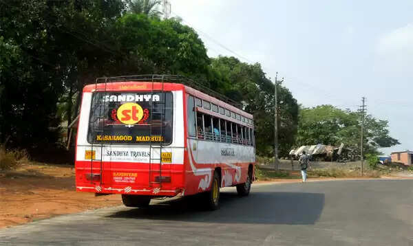 സമാന്തര സര്വ്വീസ്; ബസ് നിര്ത്തിവെച്ചത് യാത്രക്കാര്ക്ക് ദുരിതമായി