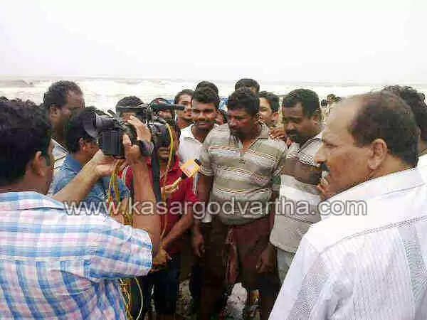 ബേരിക്ക കടപ്പുറത്ത് ടാങ്കറുകള് കരയ്ക്കടിഞ്ഞത് നാട്ടുകാരെ ആശങ്കയിലാഴ്ത്തി