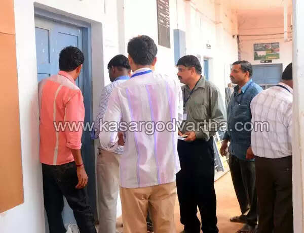 വോട്ടിംഗ് മെഷീനുകള് ഭദ്രം; കാവലിന് സി.ആര്.പി.എഫ് ജവാന്മാര്