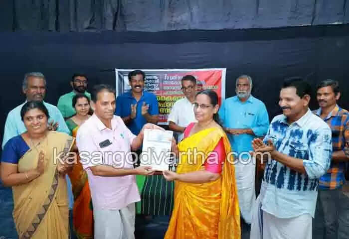 Prize | നാടകോത്സവത്തിന്റെ ഭാഗമായി സംഘടിപ്പിച്ച സമ്മാന പദ്ധതിയില് നാടകീയമായ സമ്മാനം; ബിന്ദുവിന് ലഭിച്ചത് 6 സെന്റ് ഭൂമിയും വിത്തും കൈക്കോട്ടും; വനിതാ കൂട്ടായ്മയ്ക്ക് നന്ദി പറഞ്ഞ് വീട്ടമ്മ