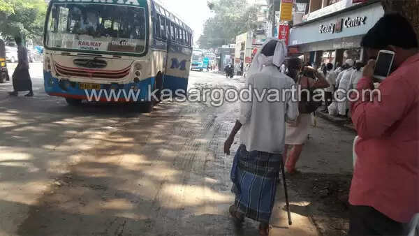എം ജി റോഡ് മെക്കാഡം ടാറിംഗ് തുടങ്ങിയില്ല; പഴയ ബസ് സ്റ്റാന്ഡിന് സമീപം ജില്ലിയും സിമന്റും മിക്സ് ചെയ്ത് ഒഴിച്ചത് നഗരത്തെ ചെളിക്കുളമാക്കി, യാത്രക്കാര്ക്ക് ദുരിതം