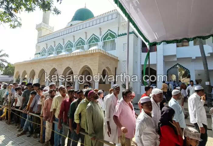 Uroos | കുമ്പോൽ ഉറൂസിന് ധന്യ സമാപനം; അന്നദാനത്തിന് ഒഴുകിയെത്തിയത് വൻ ജനസാഗരം