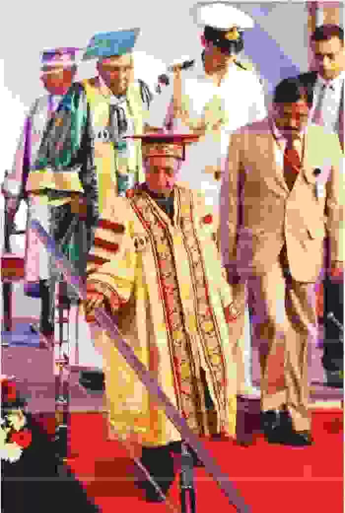 കേരള മന്ത്രിയെ പുറത്താക്കി കേന്ദ്ര സർവകലാശാല പോസ്റ്റെറുകൾ; കാസർകോട് ജില്ലയിൽ കാലൂന്നിയ ആദ്യ രാഷ്ട്രപതി മുഖർജി അന്ന് ബിരുദദാനത്തിനെത്തിയത് മുഖ്യമന്ത്രി ഉമ്മൻചാണ്ടിക്കൊപ്പം