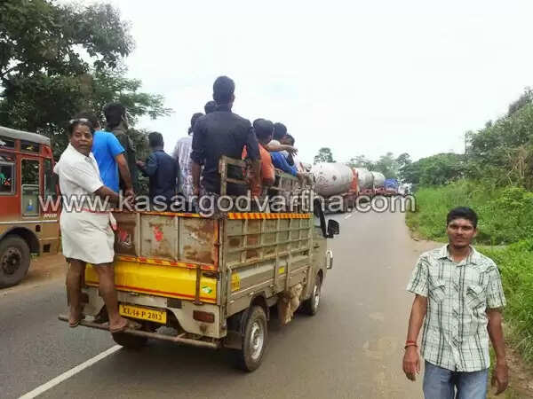 കുമ്പളയിലെ സി.പി.എം പ്രവര്ത്തകന്റെ കൊല: ഹര്ത്താല് പൂര്ണം, വിവിധ സ്ഥലങ്ങളില് പ്രകടനങ്ങള്