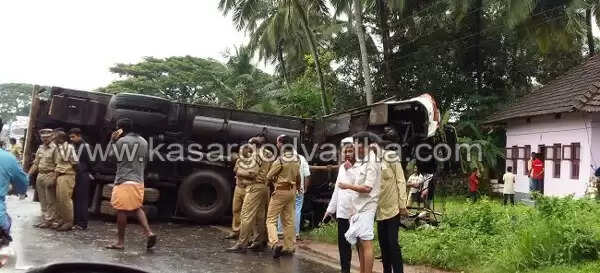 മീന് ലോറിയും കണ്ടെയ്നര് ലോറിയും കൂട്ടിയിടിച്ച് ഡ്രൈവര് മരിച്ചു; 3 പേര്ക്ക് പരിക്ക്, ഒരാളുടെ നില ഗുരുതരം