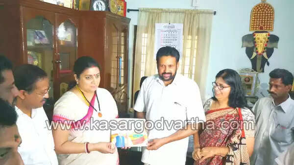 സര്ക്കാരിന്റെ പ്രവര്ത്തനനേട്ടം വിവരിച്ച് കേന്ദ്രമന്ത്രി സ്മൃതി ഇറാനി ശബരിമല തന്ത്രി കുടുംബത്തെ സന്ദര്ശിച്ചു