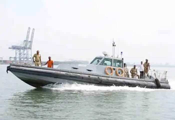 Coastal Police boat | താനൂർ ദുരന്തം: കേരളത്തിലെ കോസ്റ്റൽ പൊലീസിൻ്റെ ബോട് ഓടിക്കുന്നവരിൽ പലരും യോഗ്യതയില്ലാത്തവരെന്ന് ആക്ഷേപം; 'കടലിൽ പൊലീസിന്റെ രക്ഷാനൗകയുമായി കുതിക്കുന്നത് ഹൗസ് വഞ്ചി ഓടിക്കുന്ന ഡ്രൈവർമാർ'