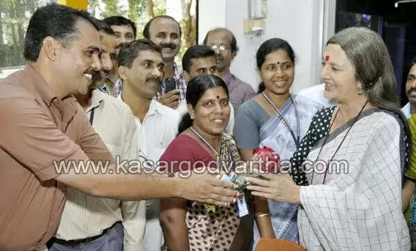 പ്രൊഫ. മുഹമ്മദ് സുലൈമാനും വൃന്ദ കാരാട്ടും കാസര്കോട് വാര്ത്ത സന്ദര്ശിച്ചു