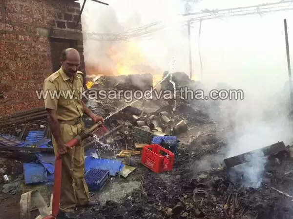 ചൂരിയില് ആക്രി ഗോഡൗണില് വന് തീപിടുത്തം; ലക്ഷങ്ങളുടെ നഷ്ടം
