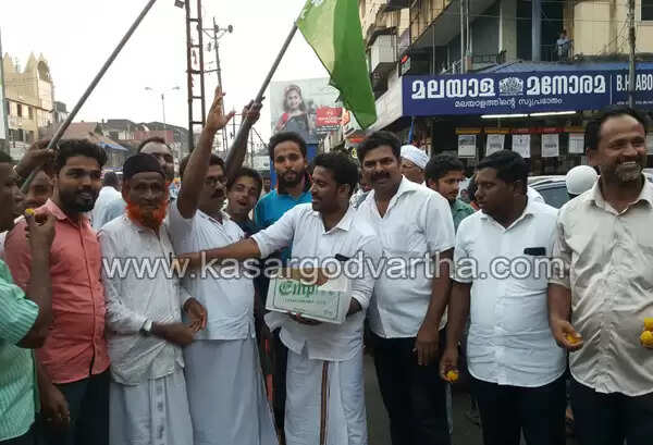 ഇടതു മുന്നണി പ്രവേശനം; മധുരം വിതരണം ചെയ്ത് ഐ എന് എല് പ്രവര്ത്തകര്