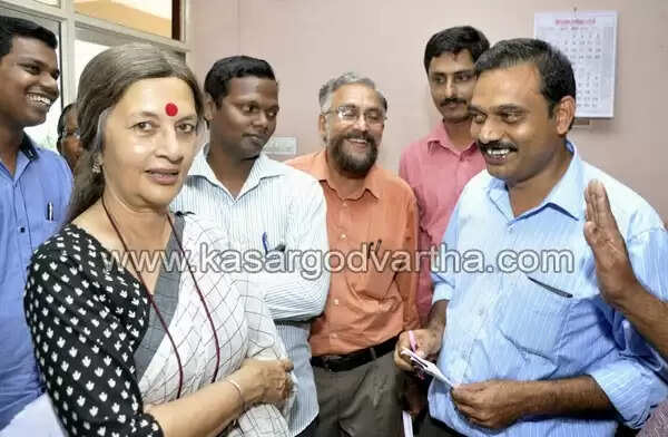 പ്രൊഫ. മുഹമ്മദ് സുലൈമാനും വൃന്ദ കാരാട്ടും കാസര്കോട് വാര്ത്ത സന്ദര്ശിച്ചു