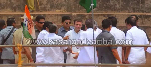 ആവേശ തിരയിളക്കി രാഹുല് പറന്നിറങ്ങി; കേരളത്തിലെ ജനങ്ങളുടെ രാഷ്ട്രീയ ബോധത്തിന് പ്രശംസ