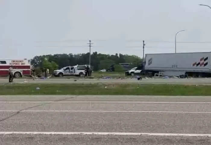 Accident | കാനഡയില് ട്രകും മിനിവാനും കൂട്ടിയിടിച്ച് അപകടം; 15 പേര്ക്ക് ദാരുണാന്ത്യം